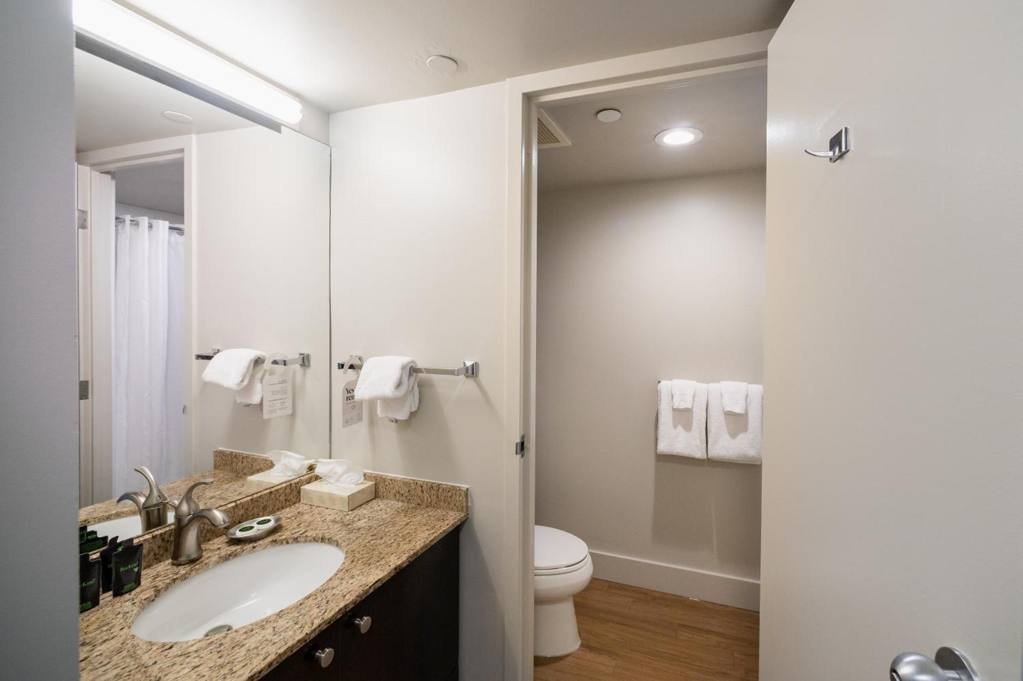 Gage Suites At Ubc Vancouver Esterno foto